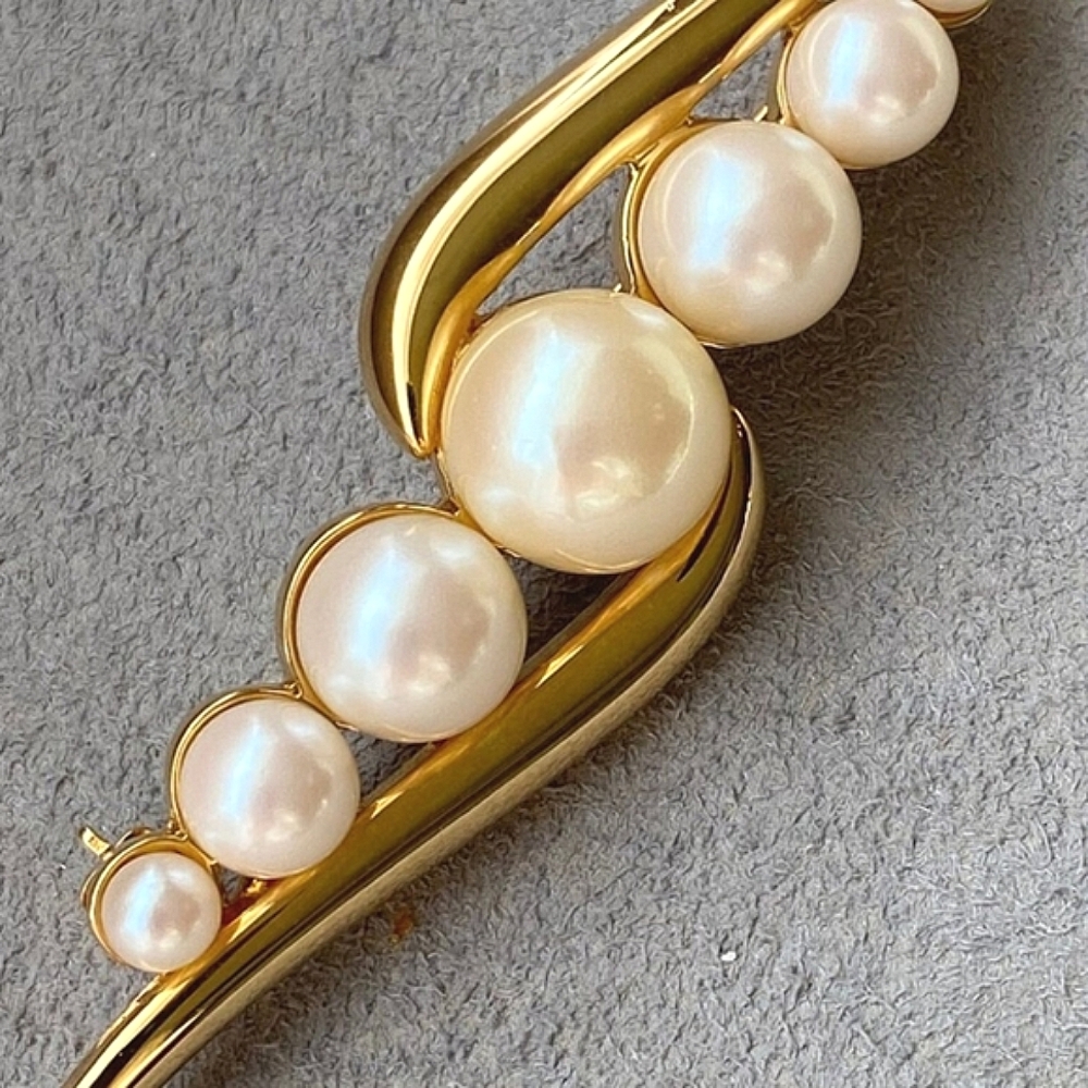 Vintage 79's signed Monet Pearl, Goldtone bar pin.